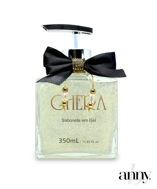 Sabonete em Gel com Glitter Prata Ghera 350mL é a combinação perfeita entre sofisticação, cuidado e beleza. Além de limpar profundamente a pele, ele entrega uma experiência sensorial única com fragrância marcante e textura brilhante.