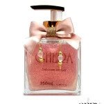 Sabonete Gel com Glitter Rosa Ghera 350mL combina elegância, cuidado e uma fragrância envolvente em um só produto. Além de limpar profundamente a pele, ele transforma o ambiente com seu frasco decorativo sofisticado.